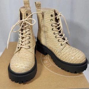 Urban Outfitters NWT NIB Off White Brody Faux Leather Croc Boots Size 6M